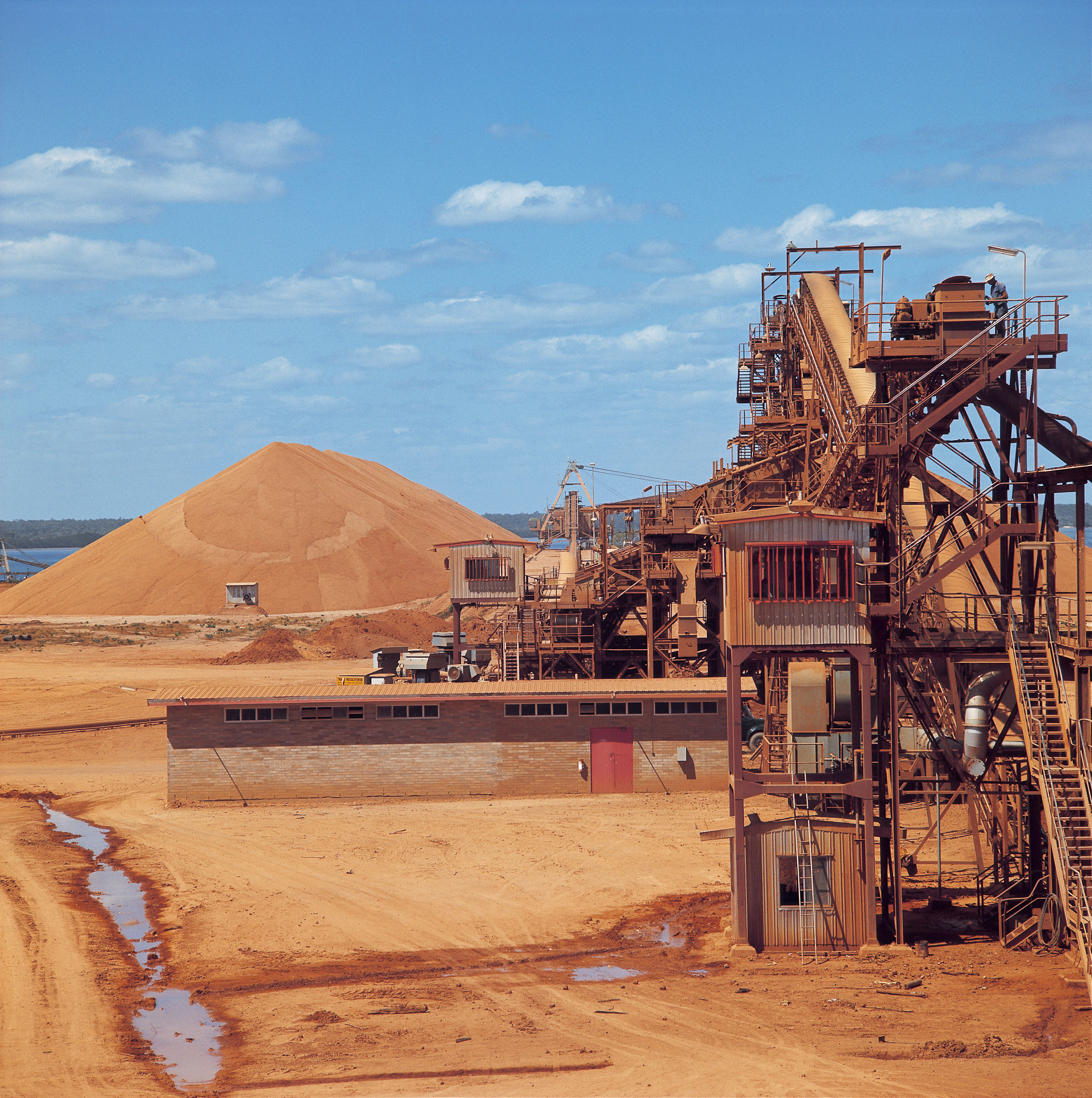 Bauxite mine in a sandy landscape, the starting point of the aluminium supply chain and a key factor in aluminium markets.